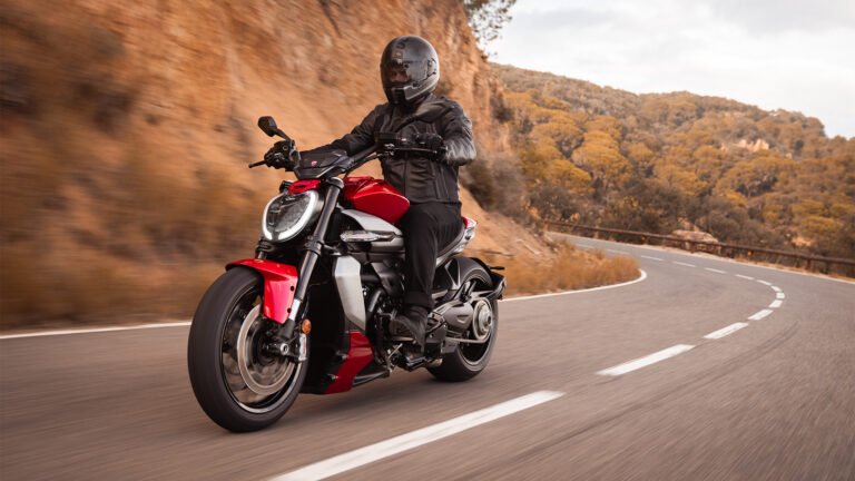 Ducati XDiavel V4 2025, ficha técnica XDiavel V4, Ducati cruiser potente, motor Granturismo V4, comparativa power cruiser, XDiavel vs V‑Rod, cruiser deportivo Ducati, XDiavel características, Ducati México 2025, motocicleta premium Ducati.