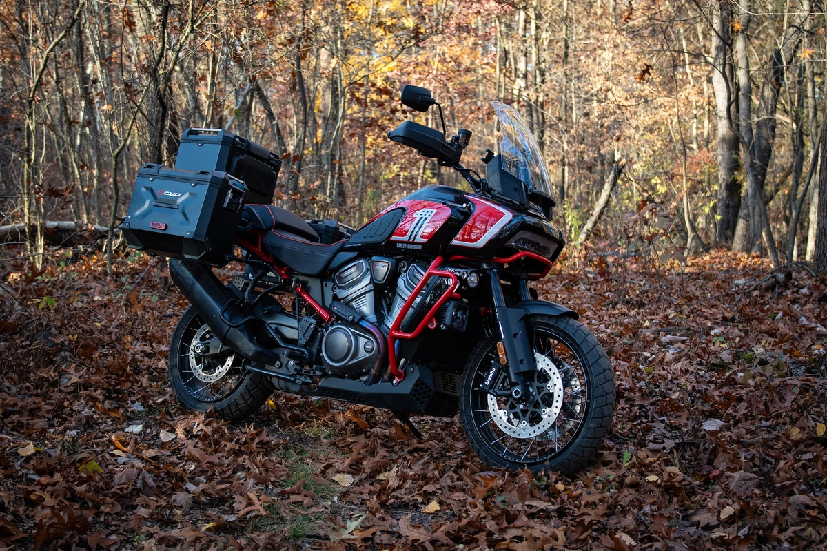 Harley CVO Pan America 2025, ficha técnica Pan America CVO, Harley adventure touring, Revolution Max 1250, Adaptive Ride Height, suspensión semiactiva, maletas SW‑Motech, comparativa Pan America vs BMW GS, moto trail premium, tech‑tourer Harley.