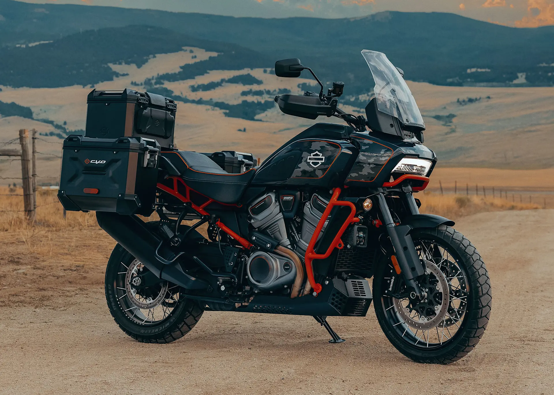 Harley CVO Pan America 2025, ficha técnica Pan America CVO, Harley adventure touring, Revolution Max 1250, Adaptive Ride Height, suspensión semiactiva, maletas SW‑Motech, comparativa Pan America vs BMW GS, moto trail premium, tech‑tourer Harley.