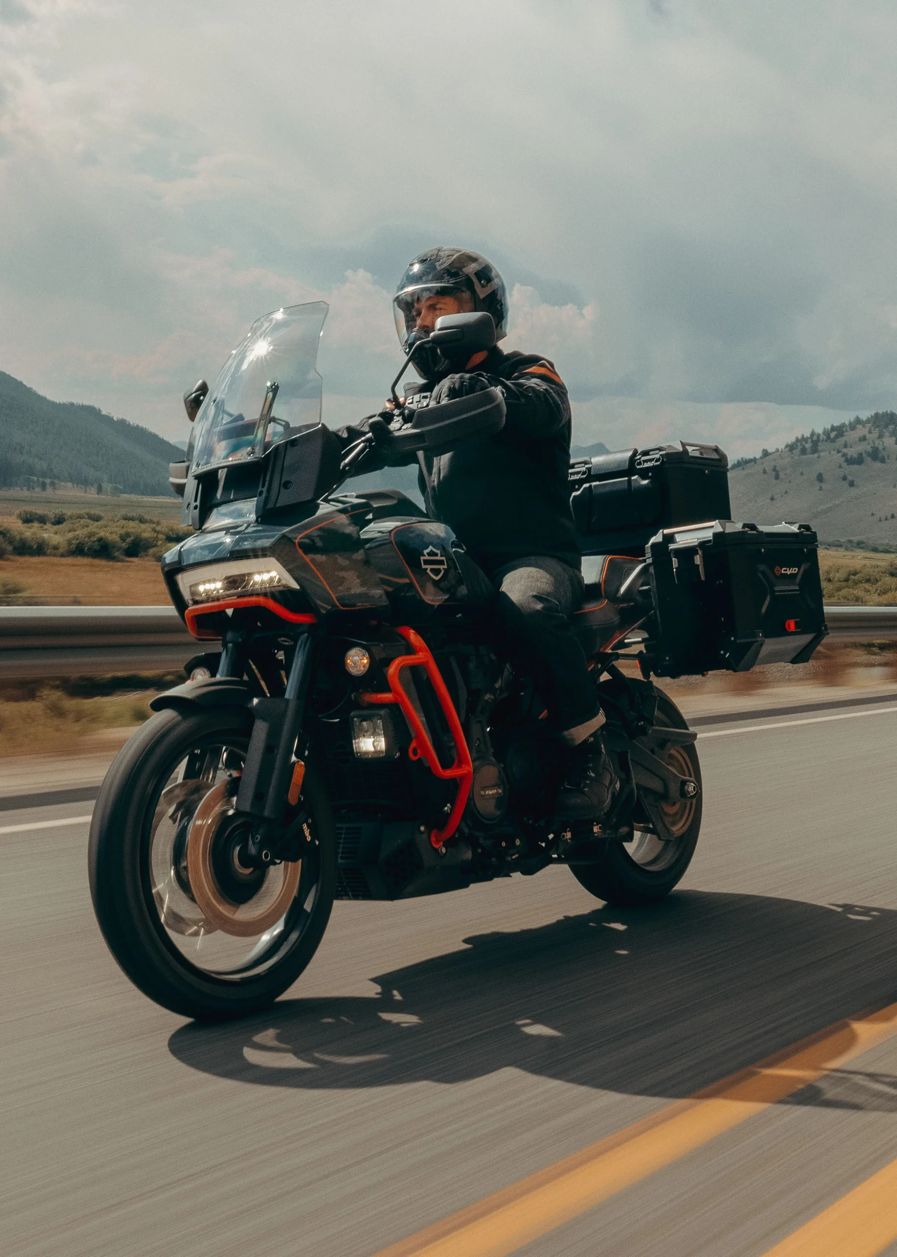 Harley CVO Pan America 2025, ficha técnica Pan America CVO, Harley adventure touring, Revolution Max 1250, Adaptive Ride Height, suspensión semiactiva, maletas SW‑Motech, comparativa Pan America vs BMW GS, moto trail premium, tech‑tourer Harley.