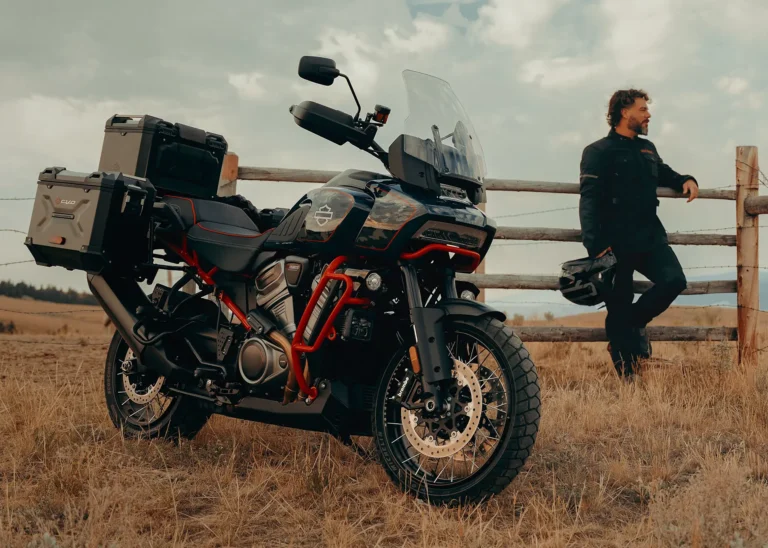 Harley CVO Pan America 2025, ficha técnica Pan America CVO, Harley adventure touring, Revolution Max 1250, Adaptive Ride Height, suspensión semiactiva, maletas SW‑Motech, comparativa Pan America vs BMW GS, moto trail premium, tech‑tourer Harley.