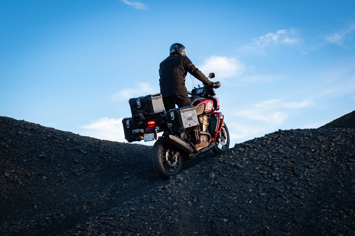 Harley CVO Pan America 2025, ficha técnica Pan America CVO, Harley adventure touring, Revolution Max 1250, Adaptive Ride Height, suspensión semiactiva, maletas SW‑Motech, comparativa Pan America vs BMW GS, moto trail premium, tech‑tourer Harley.