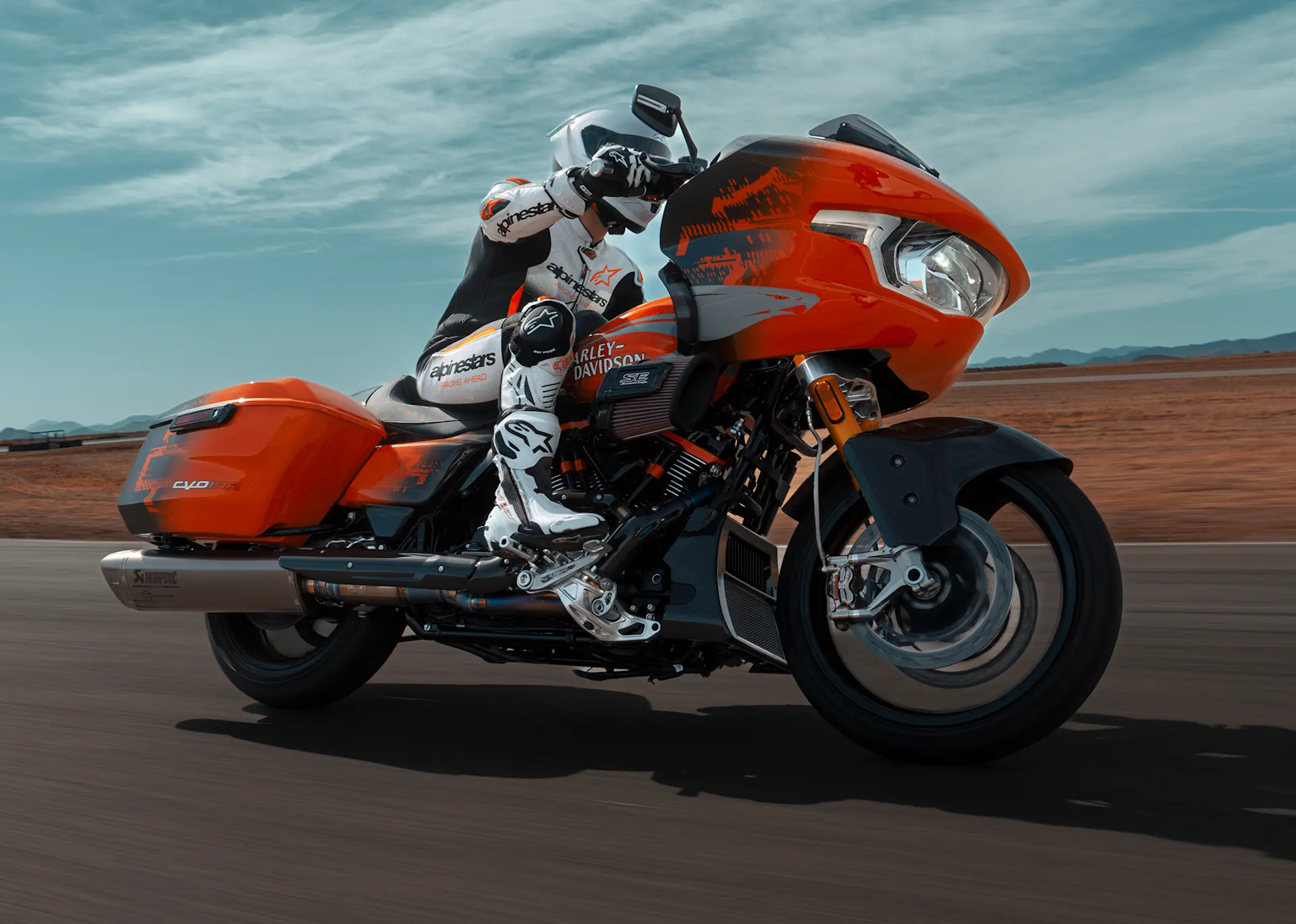 Harley CVO Road Glide RR 2025, bagger de pista homologado, motor Screamin Eagle 131, Öhlins Road Glide, Harley touring de alto rendimiento, comparativa CVO vs Indian Challenger, Milwaukee Eight más potente, Harley exclusiva, cruiser racing 2025, Harley CVO ficha técnica.