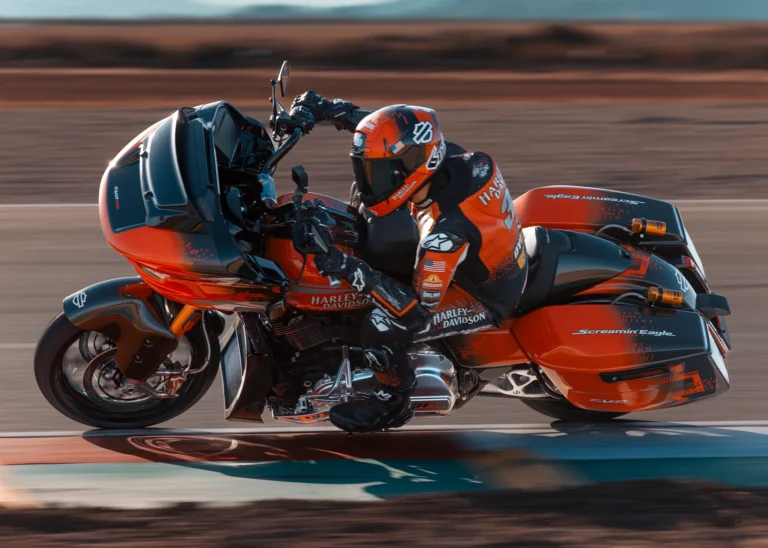 Harley CVO Road Glide RR 2025, bagger de pista homologado, motor Screamin Eagle 131, Öhlins Road Glide, Harley touring de alto rendimiento, comparativa CVO vs Indian Challenger, Milwaukee Eight más potente, Harley exclusiva, cruiser racing 2025, Harley CVO ficha técnica.