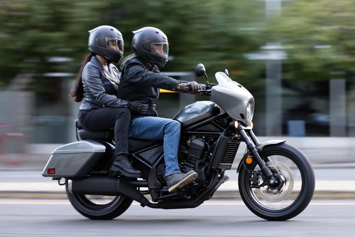Honda CMX1100 Rebel, cruiser Honda 2025, ficha técnica Rebel 1100, motor V‑Twin 1083, comparativa Nightster vs Rebel, moda custom moderna, pantalla TFT Honda, DCT Rebel 1100, control de torque Rebel, Rebel SE edición especial.