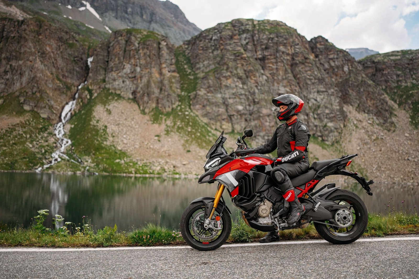 Multistrada V4 Voyagers 2025 concurso, concurso internacional Ducati Multistrada V4, compartir viajes Multistrada V4, premios viaje Ducati V4, inscripciones Multistrada V4 Voyagers, ganador concurso Ducati viaje, concurso Ducati Viaje solitario, concurso Ducati grupo DOC, kit de viaje Ducati Multistrada, historias de viajes en moto Ducati