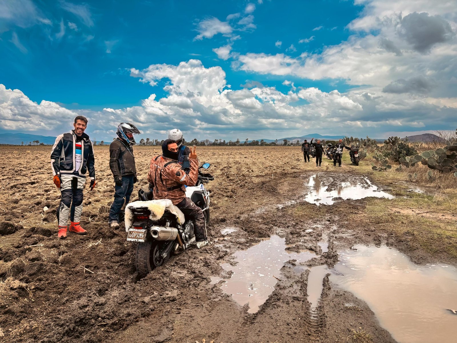 El destino: Palmillas, Querétaro, con paradas clave que incluyeron los vagones abandonados y la presa San Ildefonso. Esta ruta nos ofreció no solo paisajes espectaculares, sino también una mezcla de caminos asfaltados y terrenos Off Road ideales para poner a prueba nuestras habilidades.