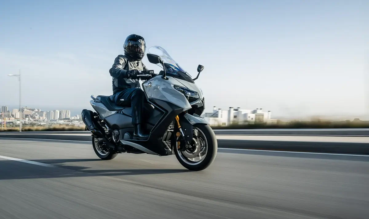 Yamaha TMAX 2025, ficha técnica TMAX Tech MAX, scooter deportivo, maxi scooter premium, Yamaha TMAX México, comparativa scooter 2025, moto urbana de lujo, scooter con navegación GPS, motocicleta automática Yamaha, TMAX Tech MAX especificaciones.