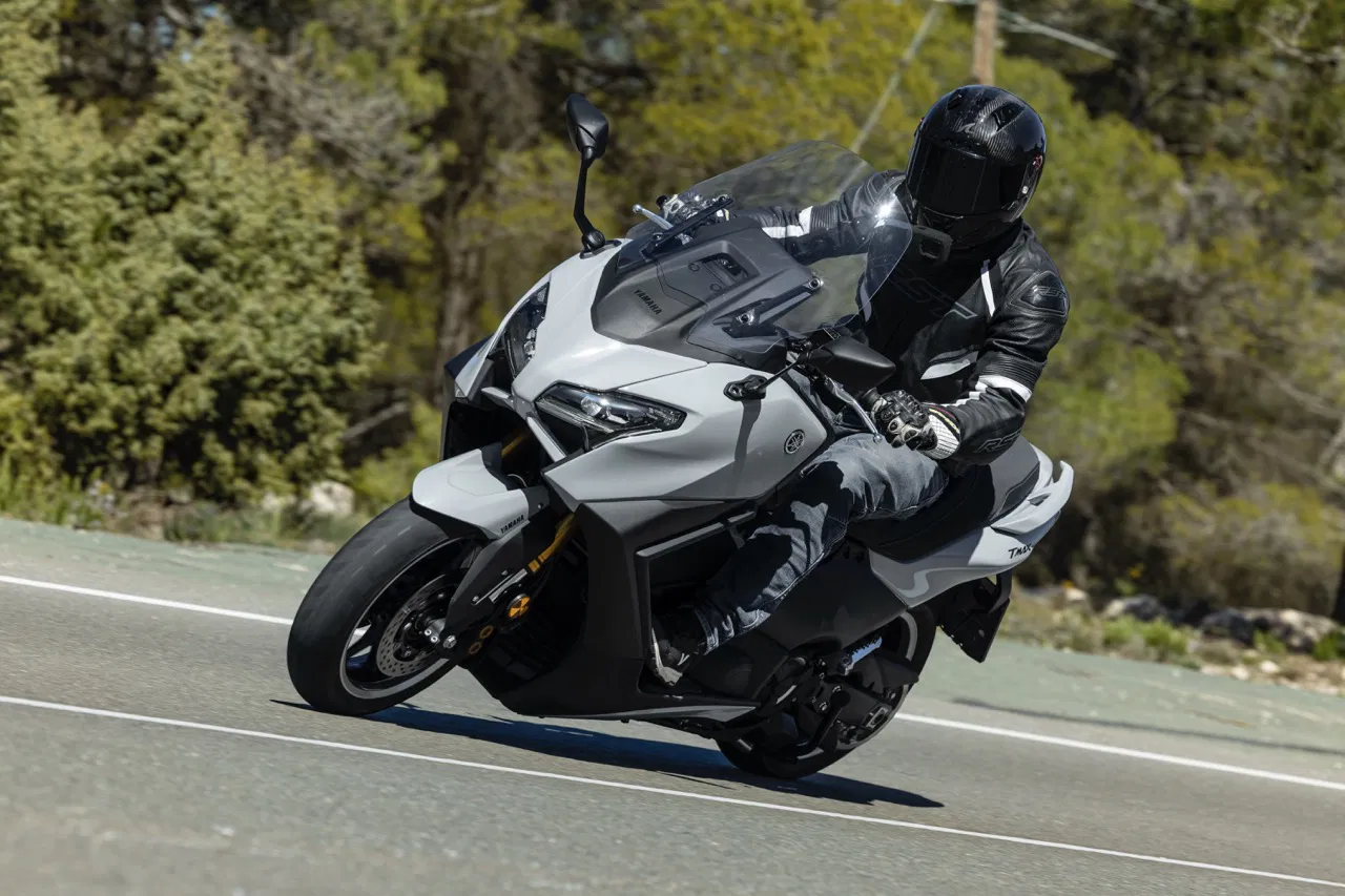 Yamaha TMAX 2025, ficha técnica TMAX Tech MAX, scooter deportivo, maxi scooter premium, Yamaha TMAX México, comparativa scooter 2025, moto urbana de lujo, scooter con navegación GPS, motocicleta automática Yamaha, TMAX Tech MAX especificaciones.