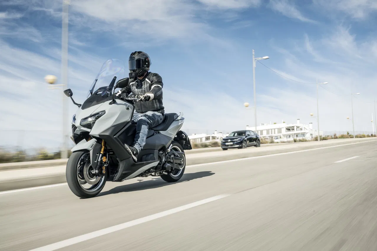 Yamaha TMAX 2025, ficha técnica TMAX Tech MAX, scooter deportivo, maxi scooter premium, Yamaha TMAX México, comparativa scooter 2025, moto urbana de lujo, scooter con navegación GPS, motocicleta automática Yamaha, TMAX Tech MAX especificaciones.
