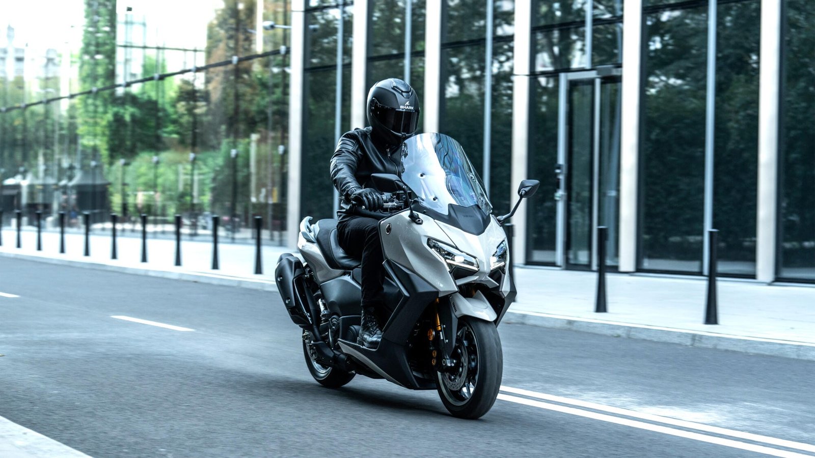 Yamaha TMAX 2025, ficha técnica TMAX Tech MAX, scooter deportivo, maxi scooter premium, Yamaha TMAX México, comparativa scooter 2025, moto urbana de lujo, scooter con navegación GPS, motocicleta automática Yamaha, TMAX Tech MAX especificaciones.