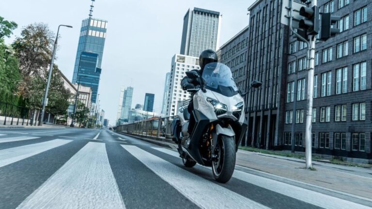 Yamaha TMAX 2025, ficha técnica TMAX Tech MAX, scooter deportivo, maxi scooter premium, Yamaha TMAX México, comparativa scooter 2025, moto urbana de lujo, scooter con navegación GPS, motocicleta automática Yamaha, TMAX Tech MAX especificaciones.