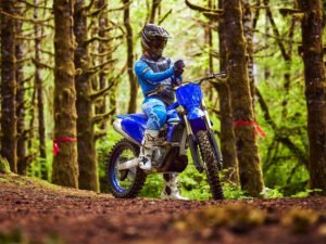 Yamaha YZ450FX 2025, moto XC Yamaha, ficha técnica YZ450FX, enduro competitivo, Power Tuner App, control de tracción YZ450FX, suspensión KYB off-road, cross-country Yamaha, comparativa 450XC, trail rider performance.