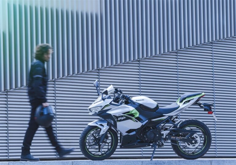 Kawasaki Ninja E‑1, ficha técnica Ninja e1, moto eléctrica Kawasaki, Ninja 125 eléctrica, e-Boost Kawasaki, e-moto urbana, batería extraíble Ninja, Ninja e-1 autonomía, EV urbana, Kawasaki Ninja eléctrica, rival Super Soco, Ninja e-1 México, scooter eléctrico deportivo, Kawasaki EV.