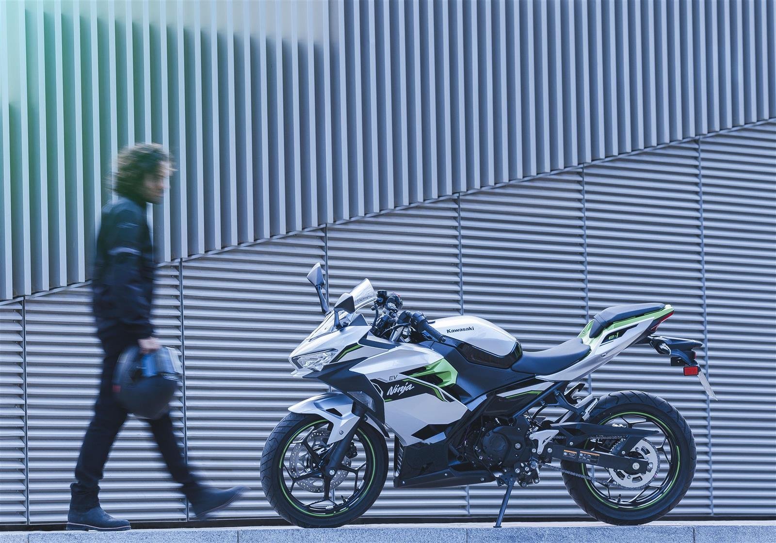 Kawasaki Ninja E‑1, ficha técnica Ninja e1, moto eléctrica Kawasaki, Ninja 125 eléctrica, e-Boost Kawasaki, e-moto urbana, batería extraíble Ninja, Ninja e-1 autonomía, EV urbana, Kawasaki Ninja eléctrica, rival Super Soco, Ninja e-1 México, scooter eléctrico deportivo, Kawasaki EV.