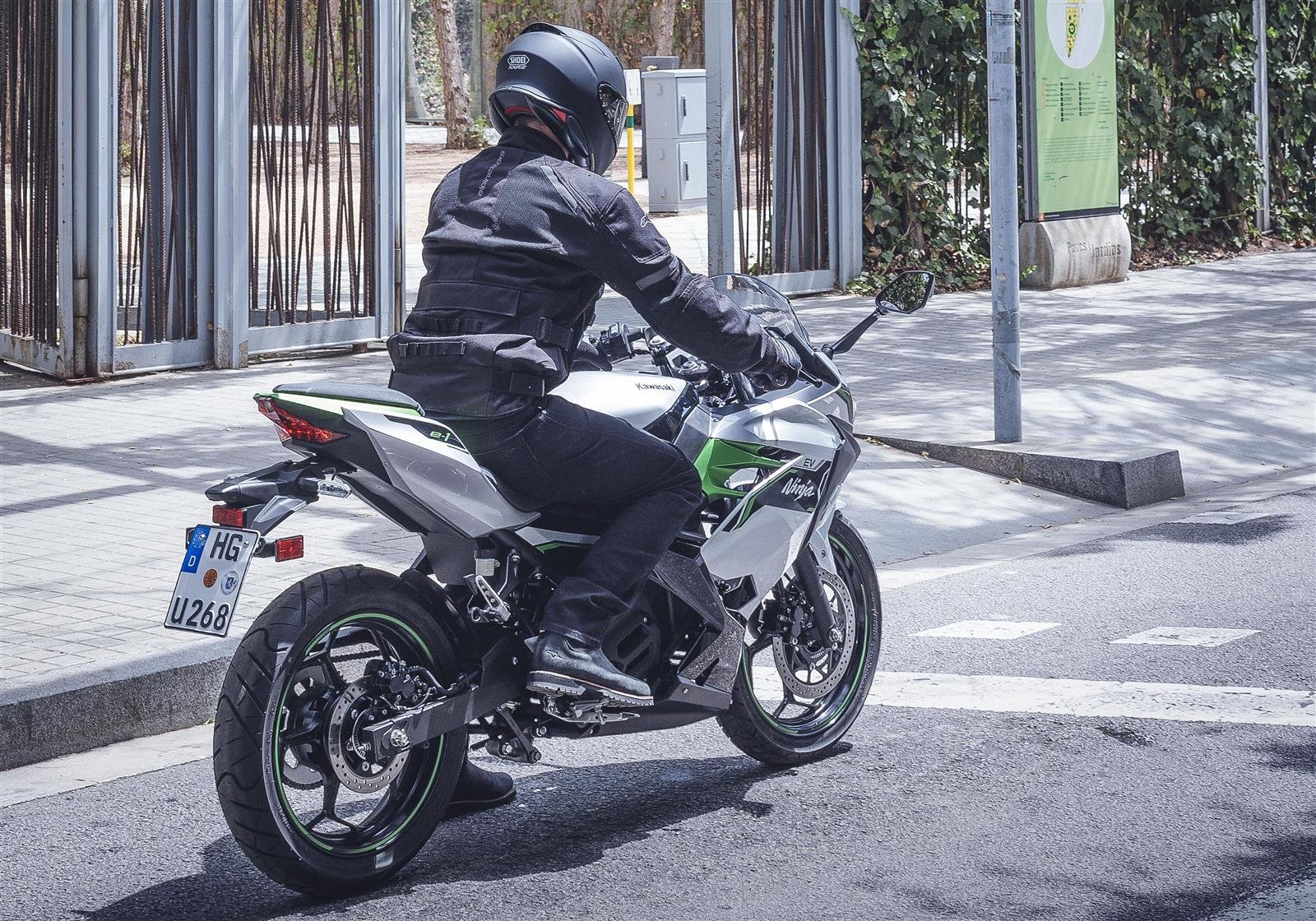 Kawasaki Ninja E‑1, ficha técnica Ninja e1, moto eléctrica Kawasaki, Ninja 125 eléctrica, e-Boost Kawasaki, e-moto urbana, batería extraíble Ninja, Ninja e-1 autonomía, EV urbana, Kawasaki Ninja eléctrica, rival Super Soco, Ninja e-1 México, scooter eléctrico deportivo, Kawasaki EV.