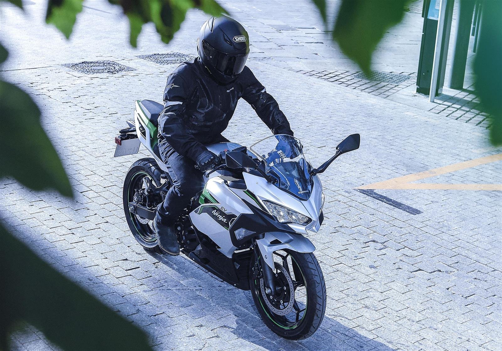 Kawasaki Ninja E‑1, ficha técnica Ninja e1, moto eléctrica Kawasaki, Ninja 125 eléctrica, e-Boost Kawasaki, e-moto urbana, batería extraíble Ninja, Ninja e-1 autonomía, EV urbana, Kawasaki Ninja eléctrica, rival Super Soco, Ninja e-1 México, scooter eléctrico deportivo, Kawasaki EV.