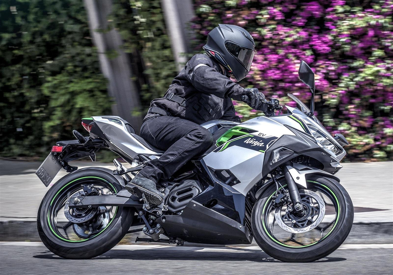 Kawasaki Ninja E‑1, ficha técnica Ninja e1, moto eléctrica Kawasaki, Ninja 125 eléctrica, e-Boost Kawasaki, e-moto urbana, batería extraíble Ninja, Ninja e-1 autonomía, EV urbana, Kawasaki Ninja eléctrica, rival Super Soco, Ninja e-1 México, scooter eléctrico deportivo, Kawasaki EV.