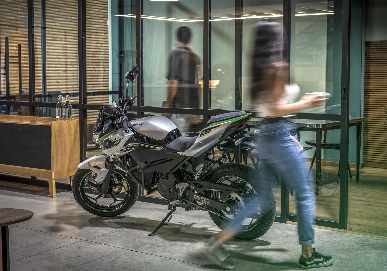 Kawasaki Z e‑1, ficha técnica Z e‑1, moto eléctrica Kawasaki, naked eléctrica, e-Boost Kawasaki, electrificación urbana, Kawasaki EV A1, Kawasaki Z eléctrica, autonomía urbana EV, batería extraíble moto eléctrica.