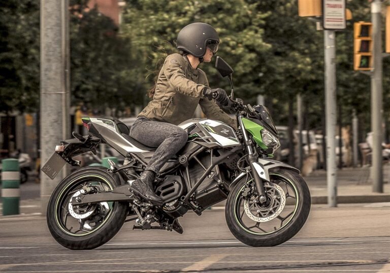 Kawasaki Z e‑1, ficha técnica Z e‑1, moto eléctrica Kawasaki, naked eléctrica, e-Boost Kawasaki, electrificación urbana, Kawasaki EV A1, Kawasaki Z eléctrica, autonomía urbana EV, batería extraíble moto eléctrica.