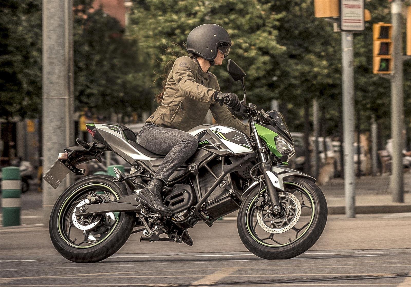 Kawasaki Z e‑1, ficha técnica Z e‑1, moto eléctrica Kawasaki, naked eléctrica, e-Boost Kawasaki, electrificación urbana, Kawasaki EV A1, Kawasaki Z eléctrica, autonomía urbana EV, batería extraíble moto eléctrica.