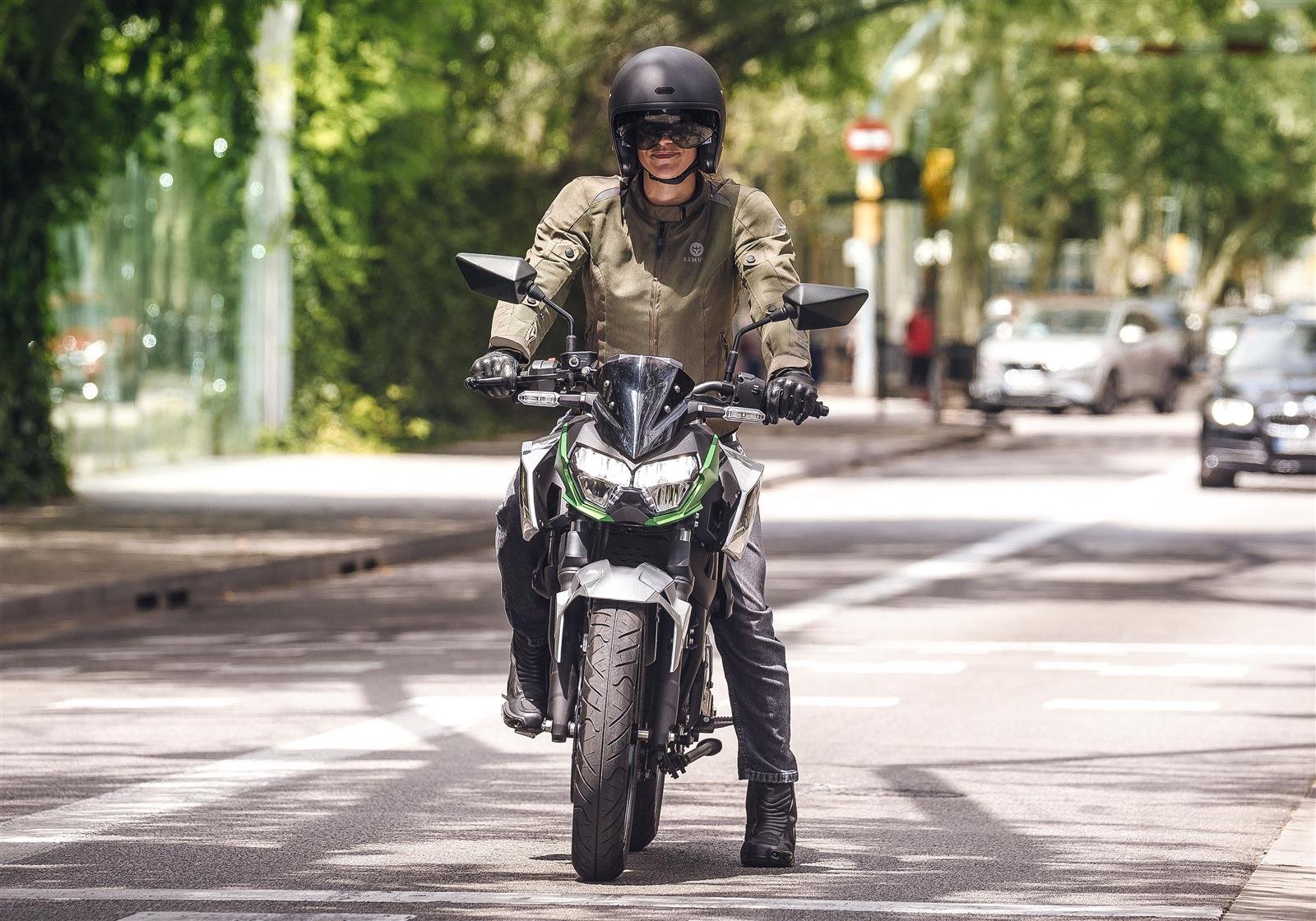 Kawasaki Z e‑1, ficha técnica Z e‑1, moto eléctrica Kawasaki, naked eléctrica, e-Boost Kawasaki, electrificación urbana, Kawasaki EV A1, Kawasaki Z eléctrica, autonomía urbana EV, batería extraíble moto eléctrica.