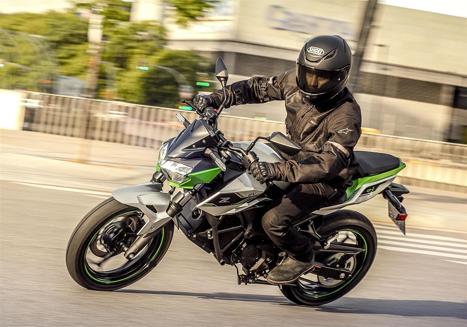 Kawasaki Z e‑1, ficha técnica Z e‑1, moto eléctrica Kawasaki, naked eléctrica, e-Boost Kawasaki, electrificación urbana, Kawasaki EV A1, Kawasaki Z eléctrica, autonomía urbana EV, batería extraíble moto eléctrica.