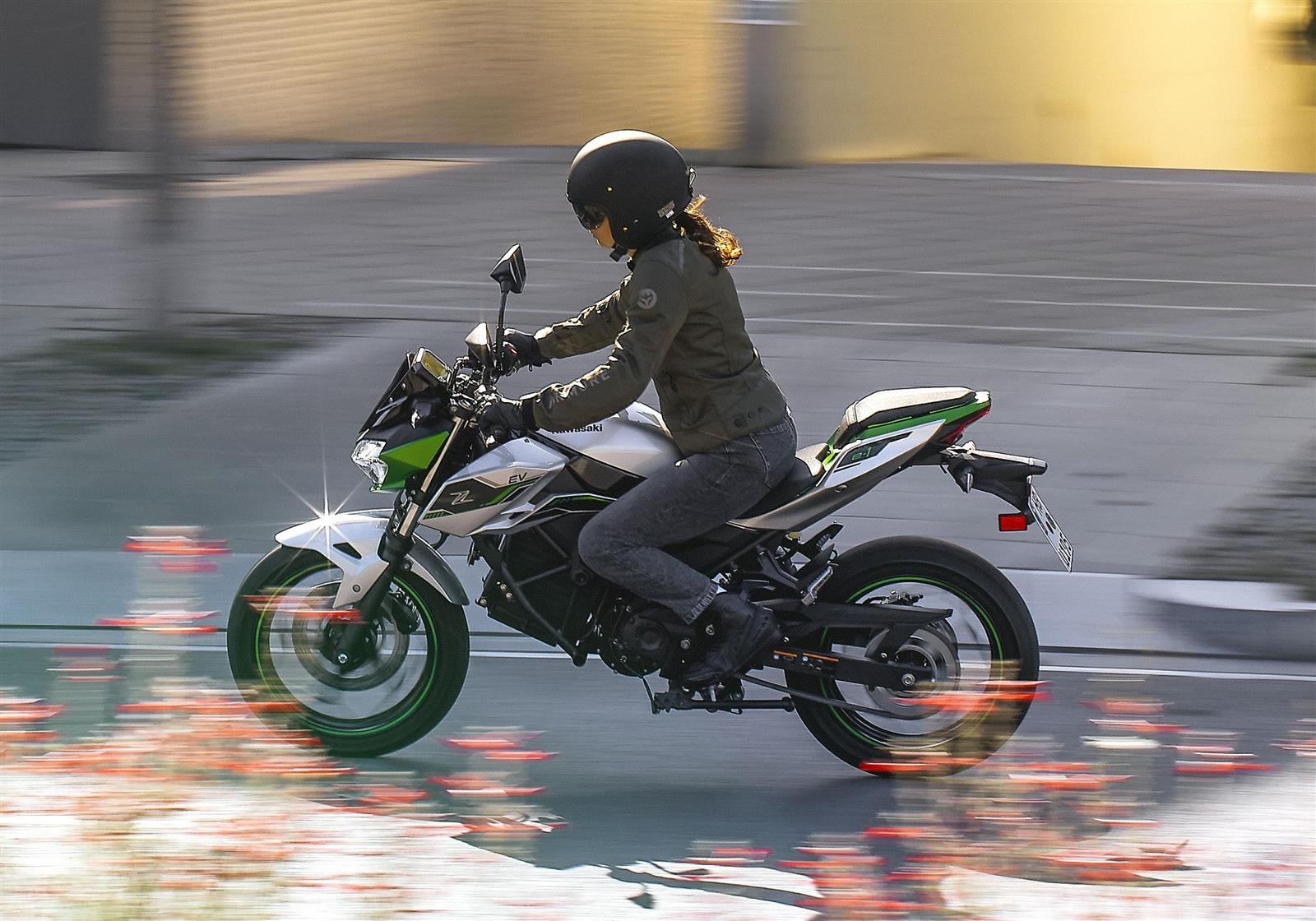 Kawasaki Z e‑1, ficha técnica Z e‑1, moto eléctrica Kawasaki, naked eléctrica, e-Boost Kawasaki, electrificación urbana, Kawasaki EV A1, Kawasaki Z eléctrica, autonomía urbana EV, batería extraíble moto eléctrica.