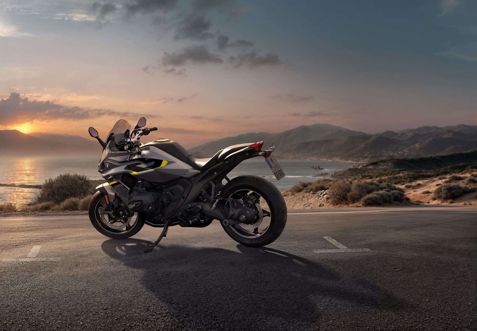 BMW R1300RS 2026, ficha técnica R1300RS, sport tourer BMW, boxer 1300cc, Dynamic ESA, DTC Shift, TFT conectividad, comparativa sport-touring, BMW vs Ducati Supersport, nueva BMW RS 2026
