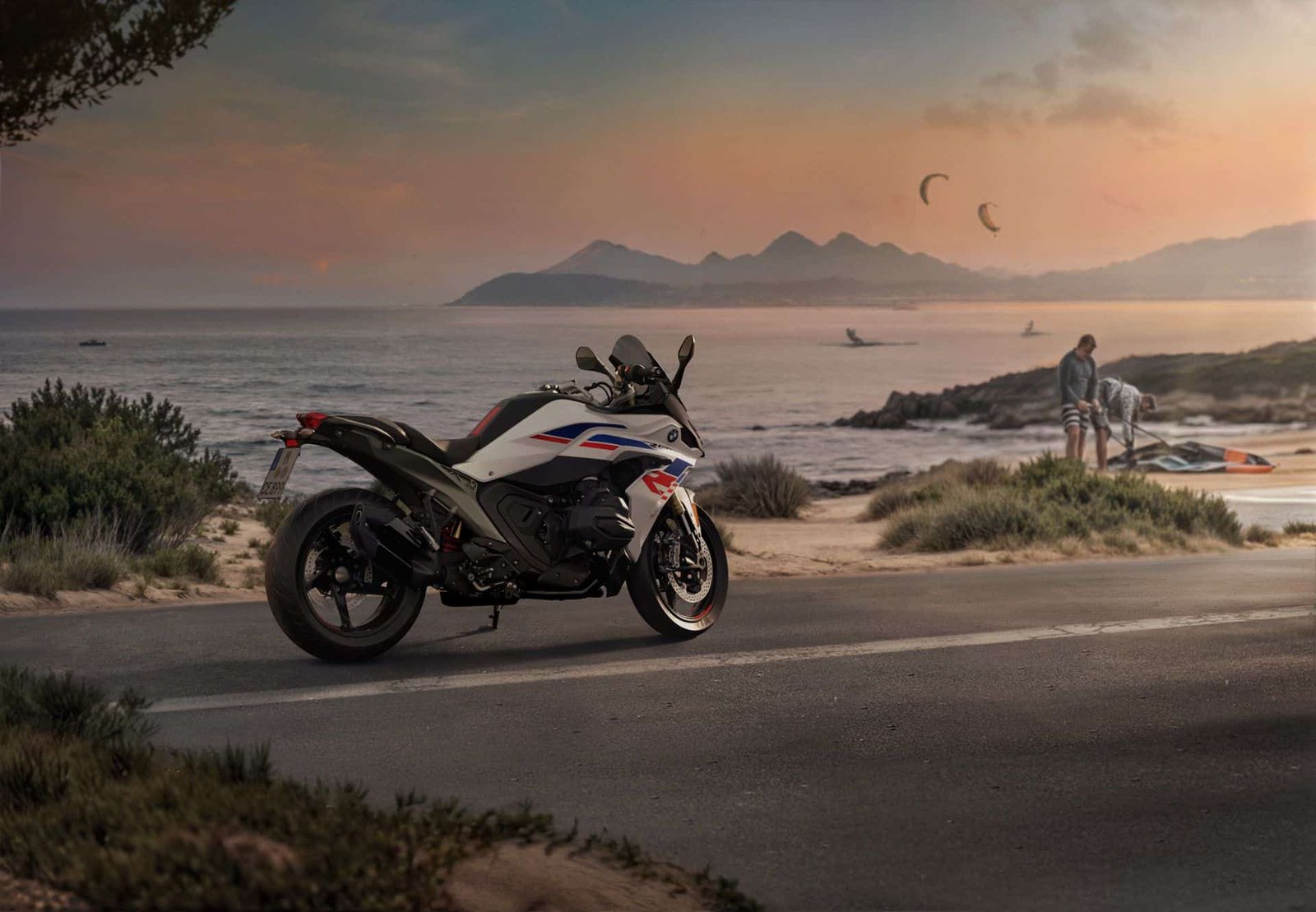 BMW R1300RS 2026, ficha técnica R1300RS, sport tourer BMW, boxer 1300cc, Dynamic ESA, DTC Shift, TFT conectividad, comparativa sport-touring, BMW vs Ducati Supersport, nueva BMW RS 2026