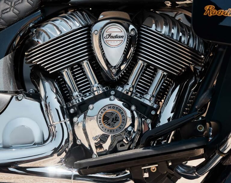 Indian Roadmaster Elite 2025, motocicleta touring de lujo, Thunderstroke 116, RIDE COMMAND, PowerBand Audio, Harley-Davidson CVO Limited, comparativa motocicletas touring, especificaciones Roadmaster Elite, tecnología en motocicletas Indian, edición limitada Indian Roadmaster.
