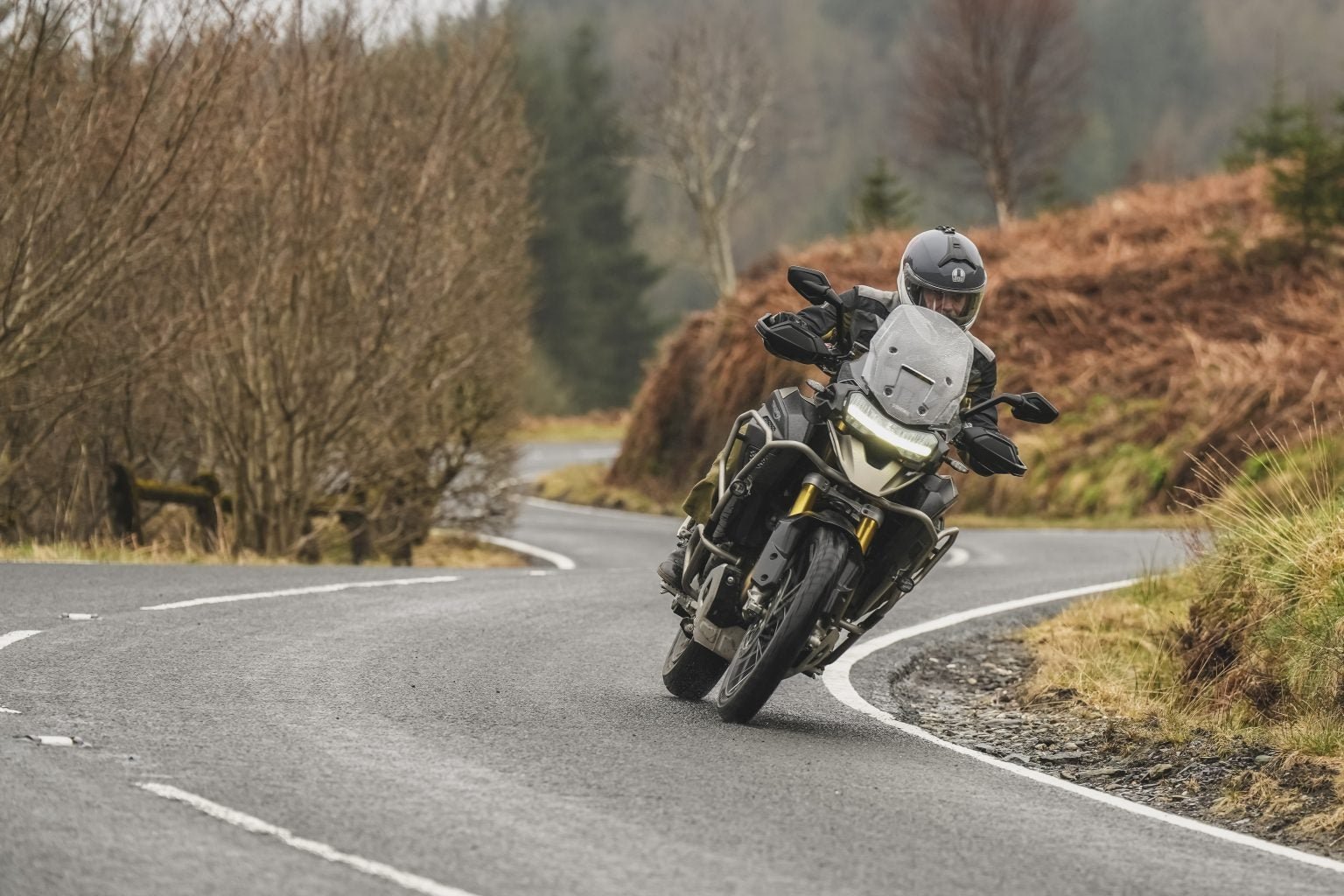 Triumph Tiger 1200 GT Explorer, ficha técnica Tiger 1200, moto adventure touring, Tiger 1200 vs BMW GS, suspensión semi-activa Showa, T-plane triple, modos conducción Triumph, cardán Triumph, tanque rally 30L, electrónica Tiger 1200.