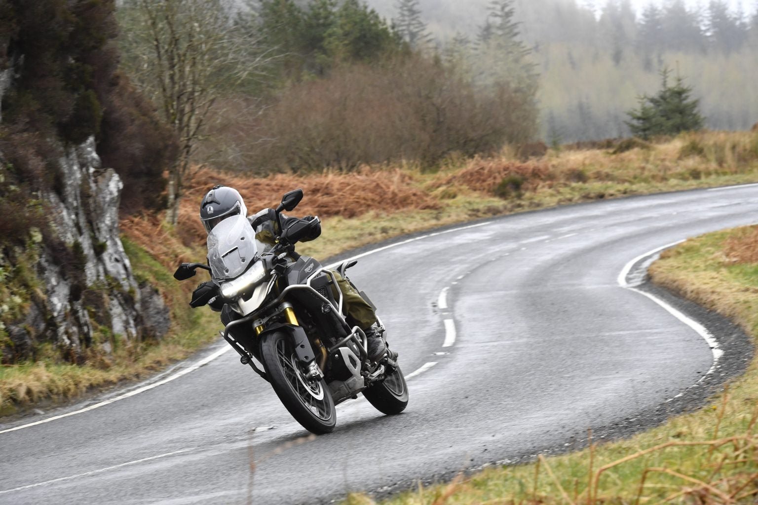 Triumph Tiger 1200 GT Explorer, ficha técnica Tiger 1200, moto adventure touring, Tiger 1200 vs BMW GS, suspensión semi-activa Showa, T-plane triple, modos conducción Triumph, cardán Triumph, tanque rally 30L, electrónica Tiger 1200.