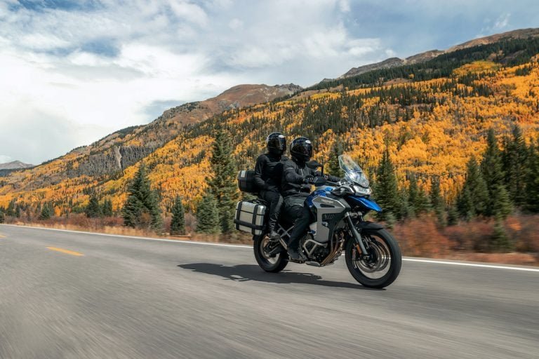 Triumph Tiger 1200 GT Explorer, ficha técnica Tiger 1200, moto adventure touring, Tiger 1200 vs BMW GS, suspensión semi-activa Showa, T-plane triple, modos conducción Triumph, cardán Triumph, tanque rally 30L, electrónica Tiger 1200.
