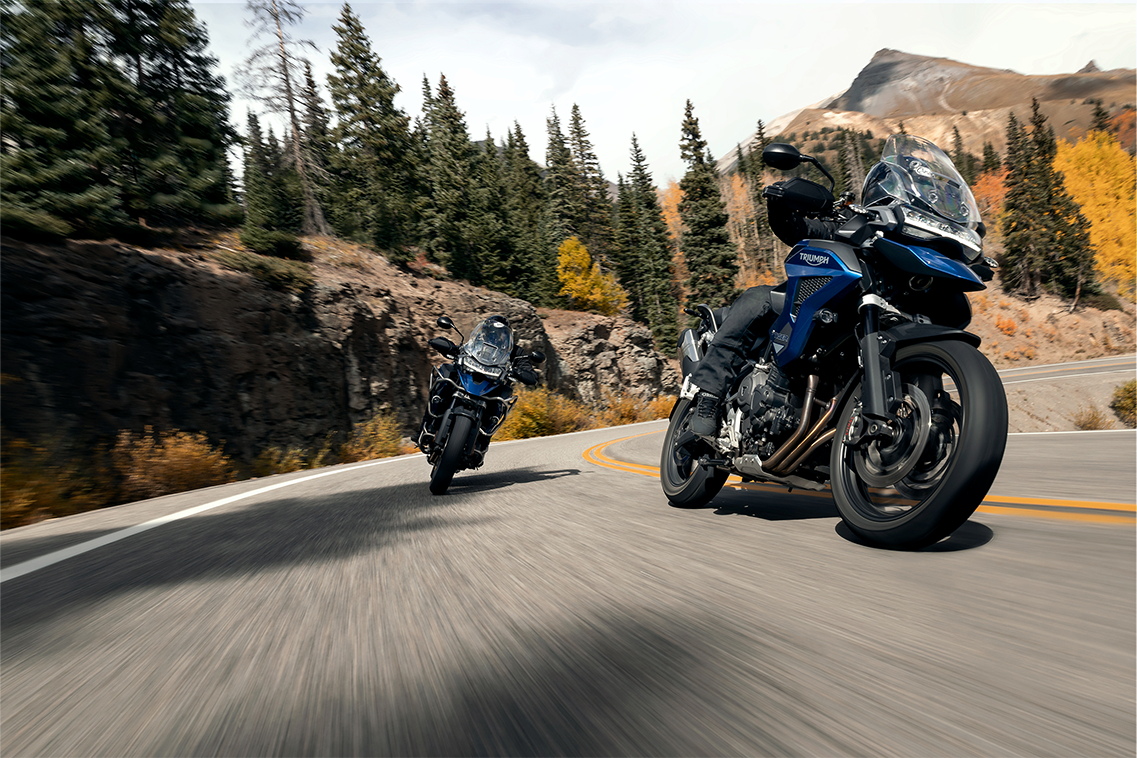 Triumph Tiger 1200 GT Explorer, ficha técnica Tiger 1200, moto adventure touring, Tiger 1200 vs BMW GS, suspensión semi-activa Showa, T-plane triple, modos conducción Triumph, cardán Triumph, tanque rally 30L, electrónica Tiger 1200.