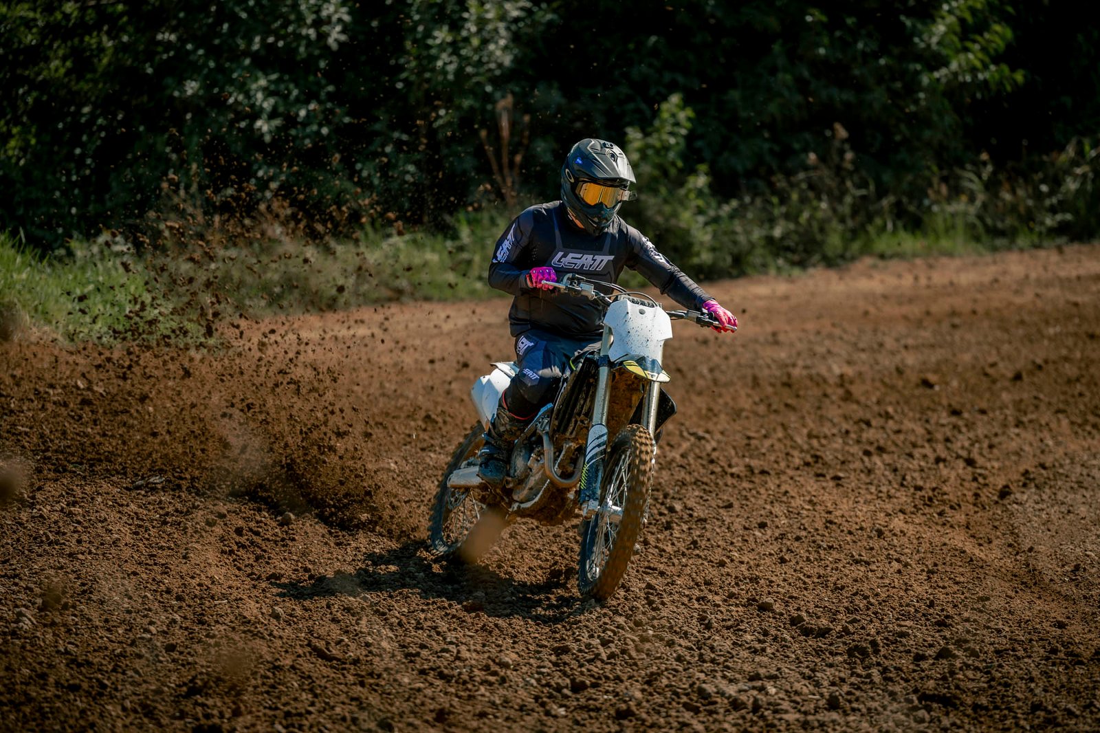 Triumph TF 250‑X 2025, moto motocross británica, ficha técnica TF250X, comparativa KTM SX‑F, tecnología motocross, quickshifter MX, TF250X power‑to‑weight, mapa Akrapovič, chasis aluminio TF, Triumph motocross debut