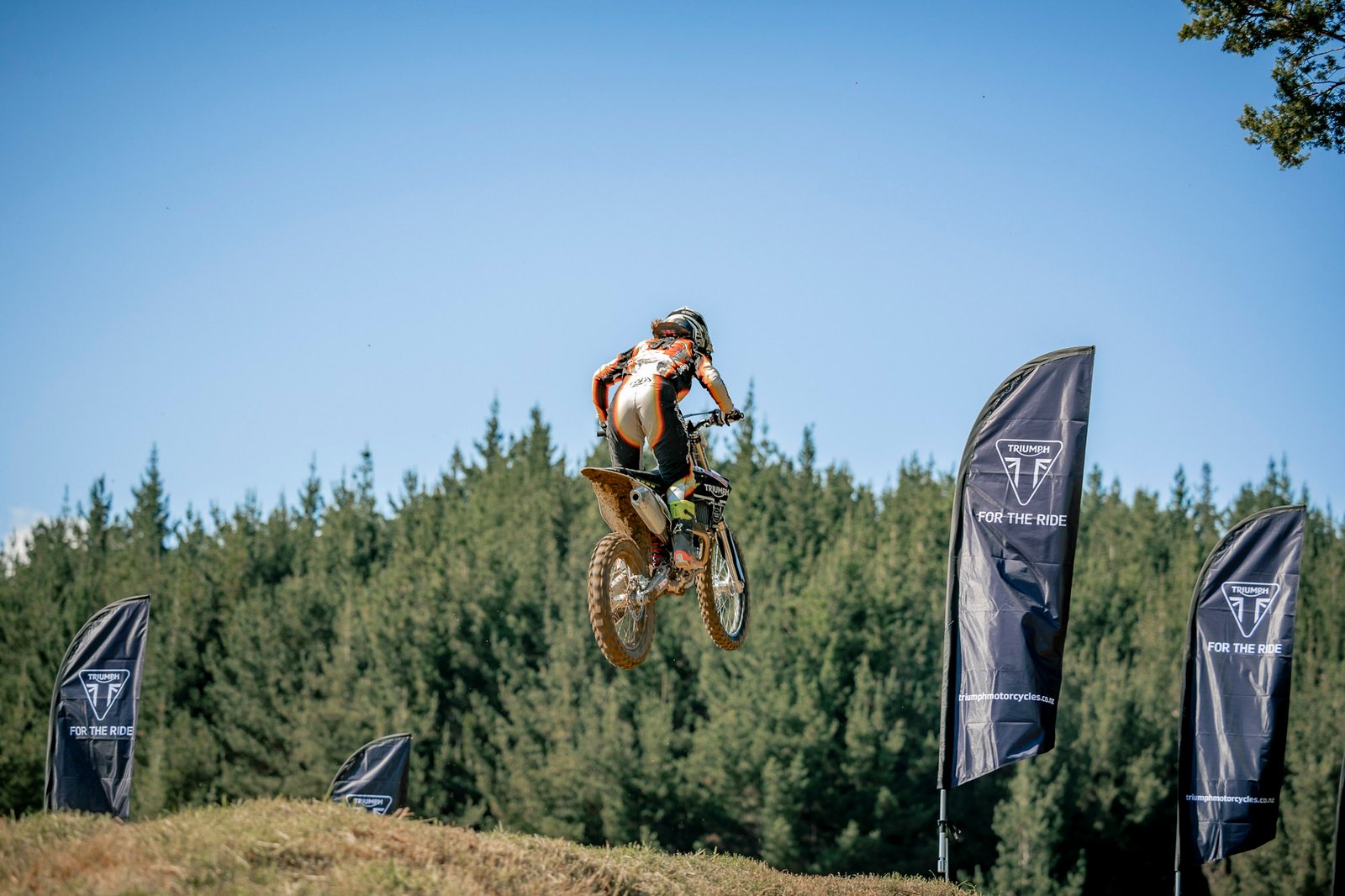 Triumph TF 250‑X 2025, moto motocross británica, ficha técnica TF250X, comparativa KTM SX‑F, tecnología motocross, quickshifter MX, TF250X power‑to‑weight, mapa Akrapovič, chasis aluminio TF, Triumph motocross debut