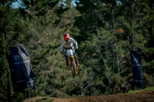 Triumph TF 250‑X 2025, moto motocross británica, ficha técnica TF250X, comparativa KTM SX‑F, tecnología motocross, quickshifter MX, TF250X power‑to‑weight, mapa Akrapovič, chasis aluminio TF, Triumph motocross debut