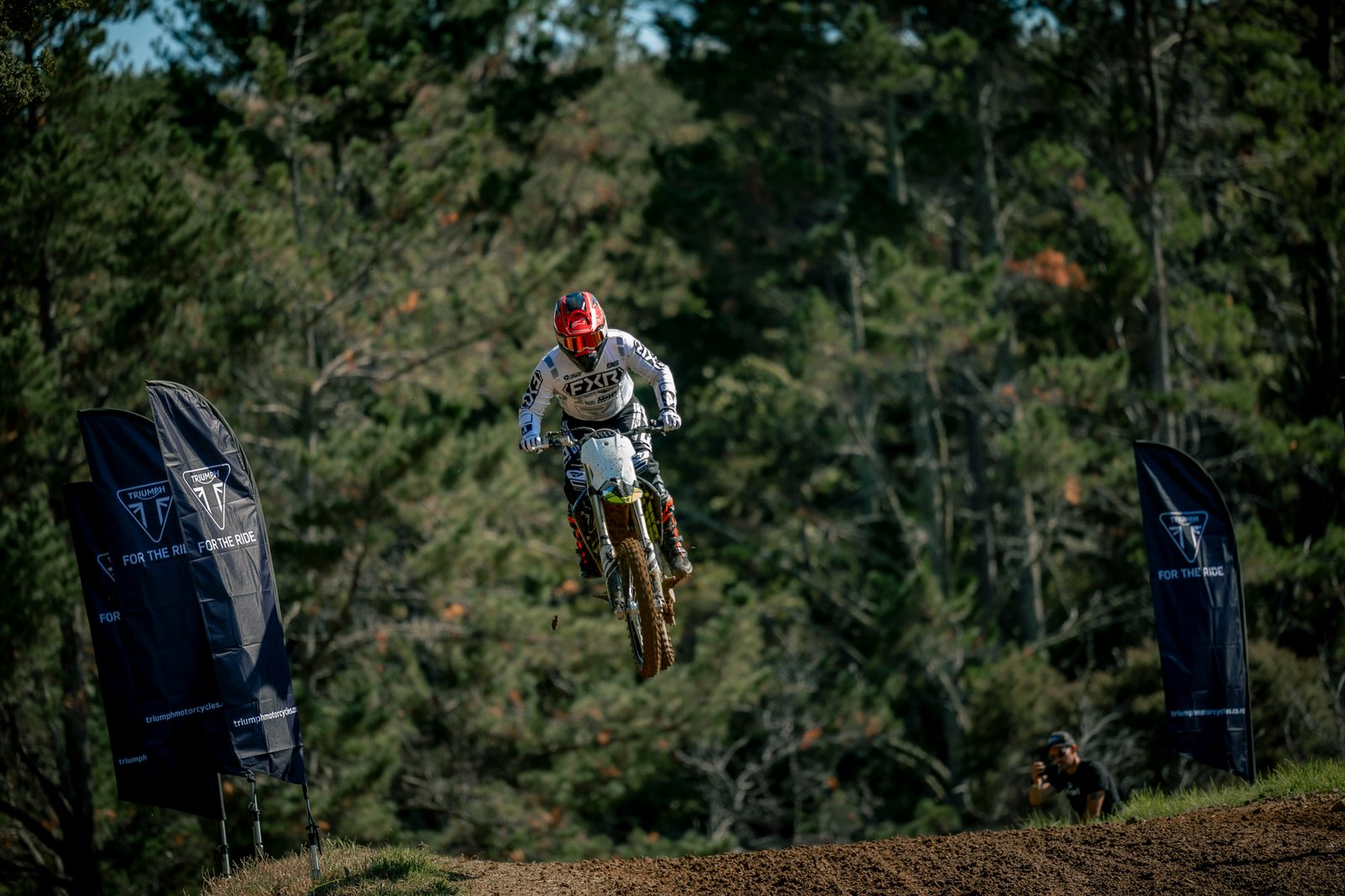 Triumph TF 250‑X 2025, moto motocross británica, ficha técnica TF250X, comparativa KTM SX‑F, tecnología motocross, quickshifter MX, TF250X power‑to‑weight, mapa Akrapovič, chasis aluminio TF, Triumph motocross debut