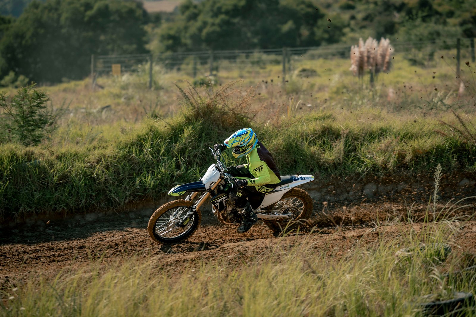 Triumph TF 250‑X 2025, moto motocross británica, ficha técnica TF250X, comparativa KTM SX‑F, tecnología motocross, quickshifter MX, TF250X power‑to‑weight, mapa Akrapovič, chasis aluminio TF, Triumph motocross debut