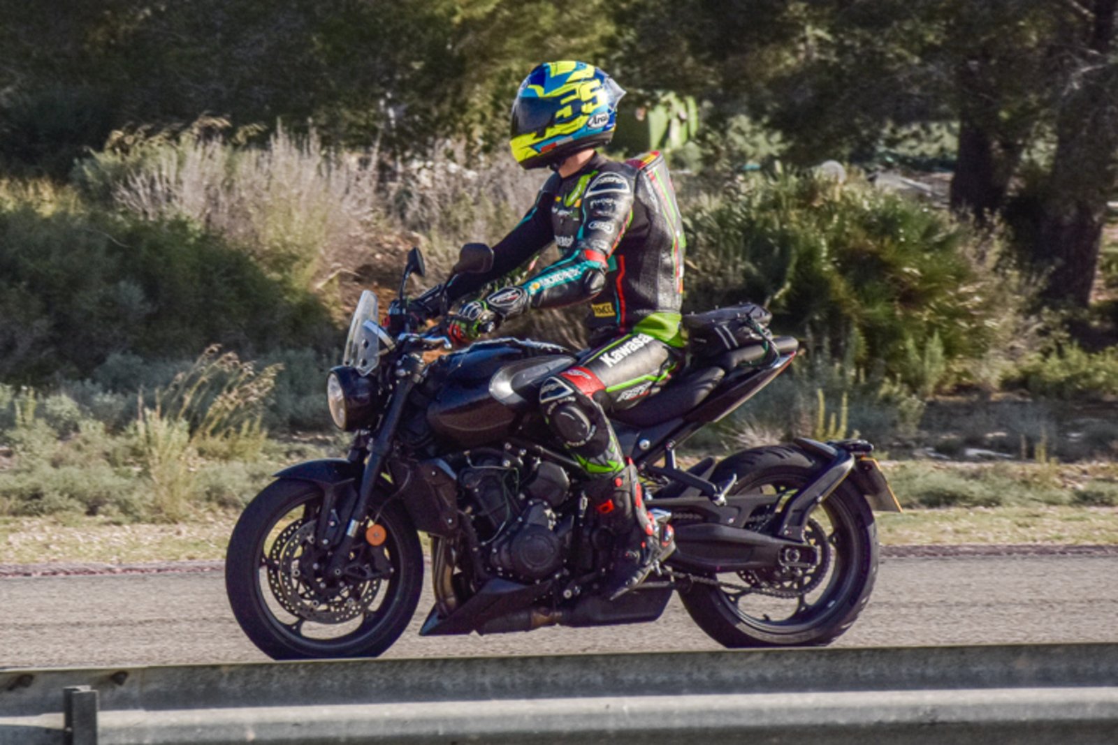 Triumph Trident 800 2026, nueva naked Triumph México, Triumph roadster intermedio, ficha técnica Trident 800, lanzamiento Trident 800 México, Triumph naked 800 cc, rumores Triumph Trident 800, Trident 800 vs MT-07, Triumph 2026 catálogo, Triumph moto versátil urbana