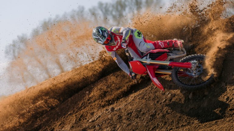 Ducati Desmo450 MX 2026, motocross Ducati, ficha técnica Desmo450, Desmo timing motocross, Ducati MXGP, 450 cc desmodrómica, MX electronics, launch control Ducati, Desmo450 vs KTM, Ducati off‑road debut 2026.