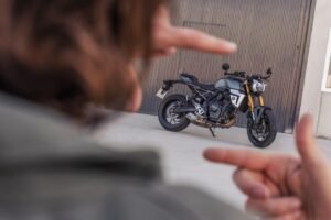 Suzuki GSX-8T 2026, ficha técnica GSX8T, naked retro moderna, Suzuki bar-end mirrors, GSX-8T specs, GSX-8T vs XSR700, moto retro conectada, Suzuki lithium battery, GSX8T precio México, sport naked 800cc.