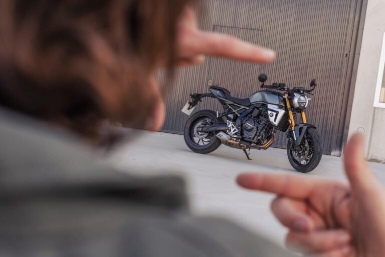 Suzuki GSX-8T 2026, ficha técnica GSX8T, naked retro moderna, Suzuki bar-end mirrors, GSX-8T specs, GSX-8T vs XSR700, moto retro conectada, Suzuki lithium battery, GSX8T precio México, sport naked 800cc.