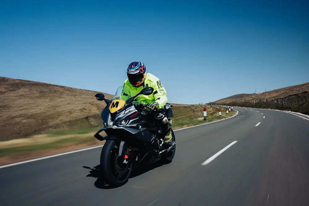 BMW Motorrad Isle of Man TT, BMW socio oficial seguridad TT, BMW M1000RR victoria TT 2025, Davey Todd BMW TT, BMW R1300RT seguridad TT, BMW GS motos oficiales TT, BMW Motorrad road racing, BMW seguridad motociclismo, BMW Motorrad México TT, BMW innovación motocicletas