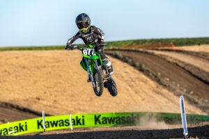 Kawasaki KX65 2026, ficha técnica KX65, motocross juvenil, moto 2 tiempos 64 cc, Kawasaki youth MX, comparar KX65 vs KTM 65, Kawasaki KX65 especificaciones, frenos de disco KX65, suspensión Uni-Trak, potencia juvenil, bastidor robusto Kawasaki, carborador Mikuni 24mm, altura asiento juvenil.