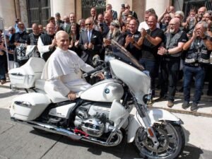 Papa motocicleta BMW R18, Papa Leo XIV moto, BMW R18 Papa Vaticano, Papa motero 2025, motocicleta papal subasta, Jesus Bikers Vaticano, Papa motocicleta Madagascar, Papa Leo XIV motocicleta caridad, BMW motocicleta Papa Vaticano, Papa Leo motocicleta Plaza San Pedro