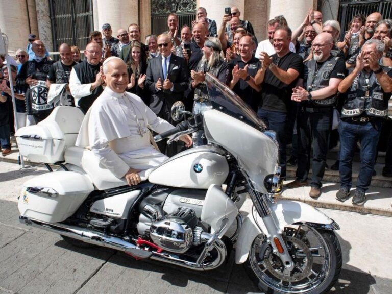 Papa motocicleta BMW R18, Papa Leo XIV moto, BMW R18 Papa Vaticano, Papa motero 2025, motocicleta papal subasta, Jesus Bikers Vaticano, Papa motocicleta Madagascar, Papa Leo XIV motocicleta caridad, BMW motocicleta Papa Vaticano, Papa Leo motocicleta Plaza San Pedro