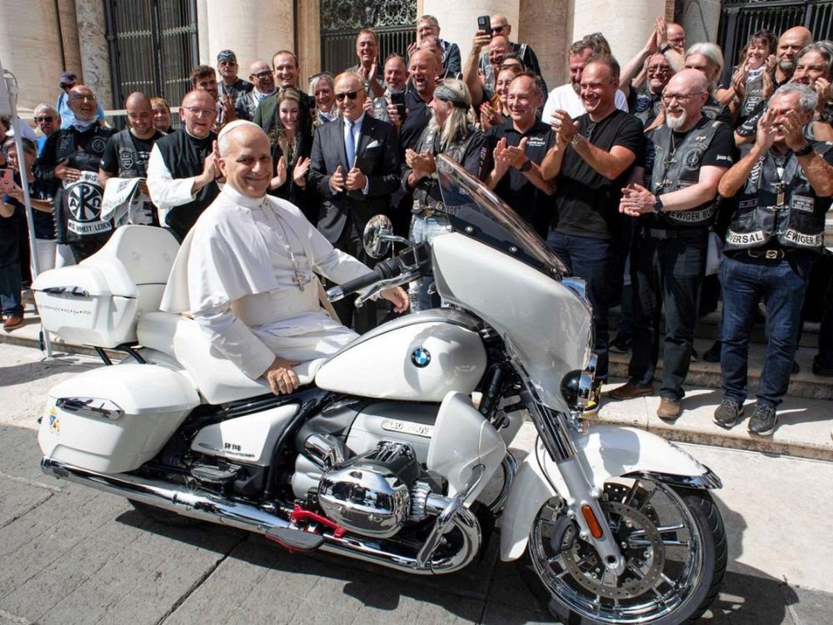 Papa motocicleta BMW R18, Papa Leo XIV moto, BMW R18 Papa Vaticano, Papa motero 2025, motocicleta papal subasta, Jesus Bikers Vaticano, Papa motocicleta Madagascar, Papa Leo XIV motocicleta caridad, BMW motocicleta Papa Vaticano, Papa Leo motocicleta Plaza San Pedro
