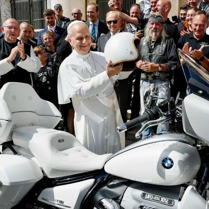 Papa motocicleta BMW R18, Papa Leo XIV moto, BMW R18 Papa Vaticano, Papa motero 2025, motocicleta papal subasta, Jesus Bikers Vaticano, Papa motocicleta Madagascar, Papa Leo XIV motocicleta caridad, BMW motocicleta Papa Vaticano, Papa Leo motocicleta Plaza San Pedro